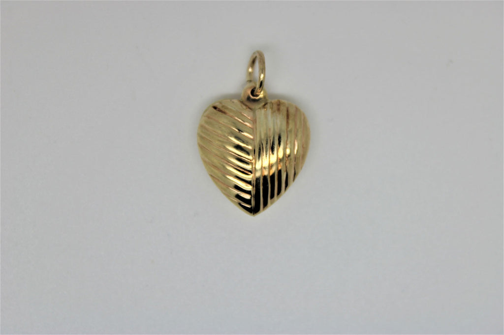 Lined gold heart pendant