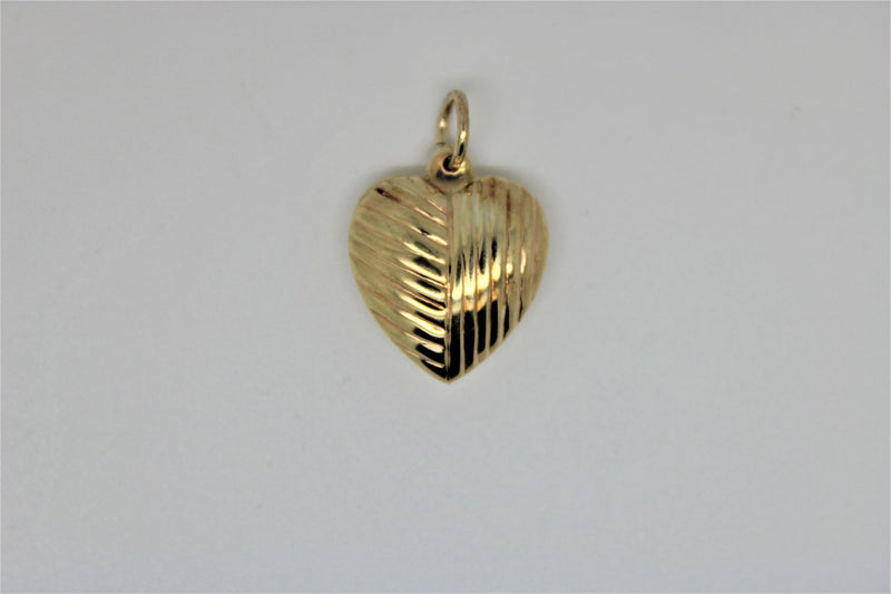 Lined gold heart pendant