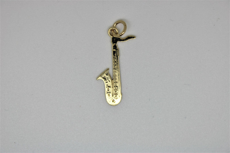 Saxophone gold pendant