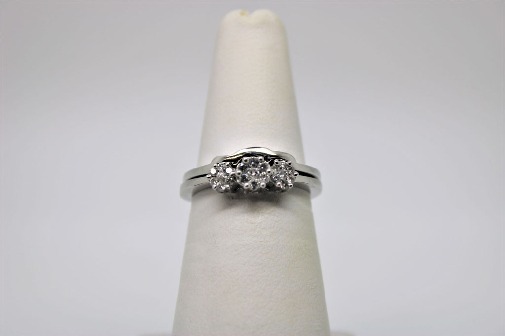 Engagement ring and bangle set in white gold (diamonds)