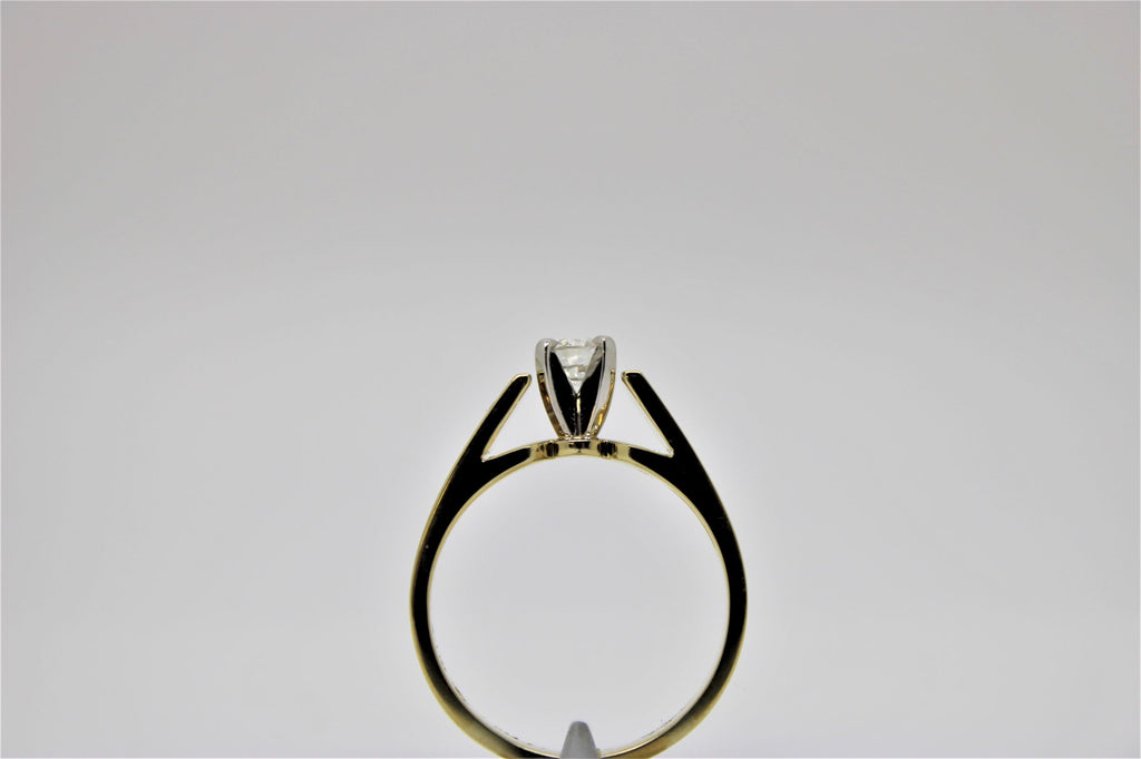 Solitaire gold engagement ring (diamond)