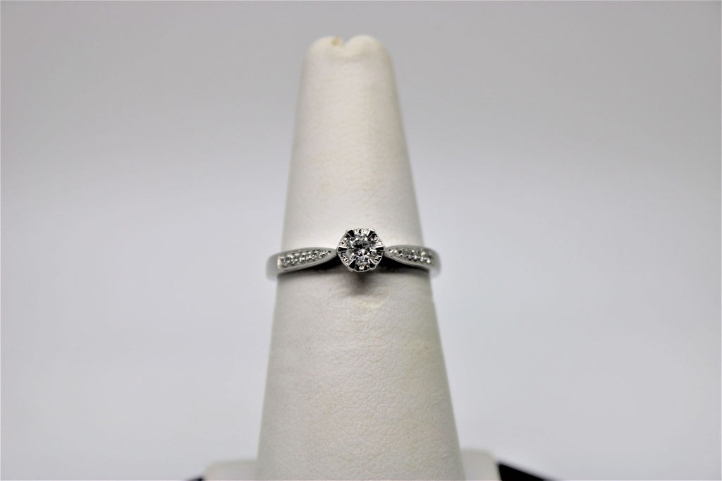 Solitaire engagement ring in white gold (diamonds)