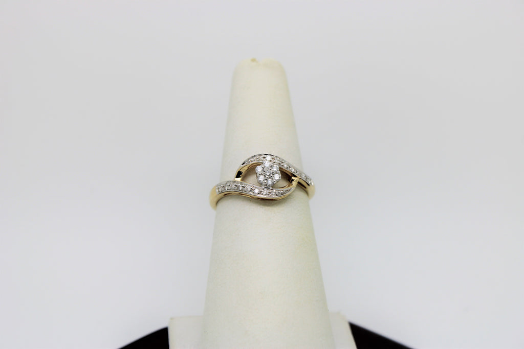 Gold ring with flower diamonds in the middle