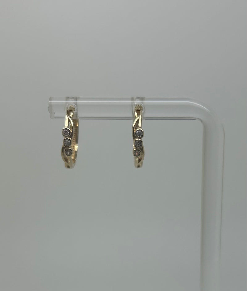Boucles d'oreilles en or avec 3 pierres