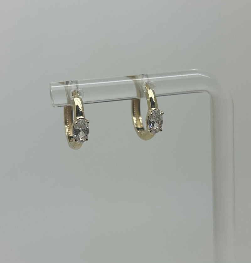 Boucles d'oreilles en or avec pierre dans le milieu