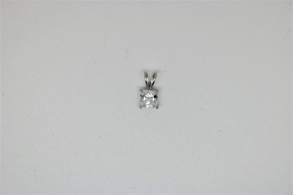 White gold pendant with cubic