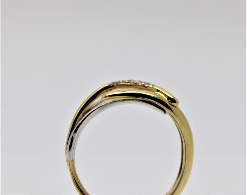 Engagement ring in 2 tone gold with 5 diamonds in the center