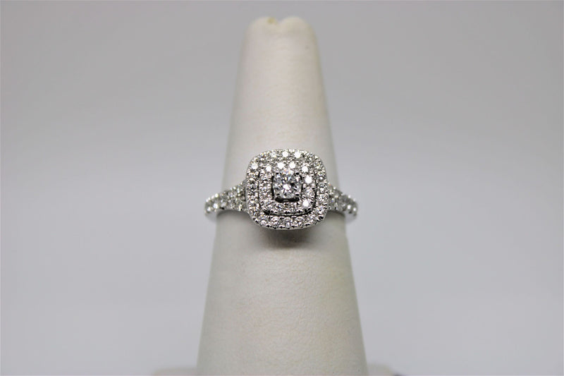 White gold engagement ring (diamonds)