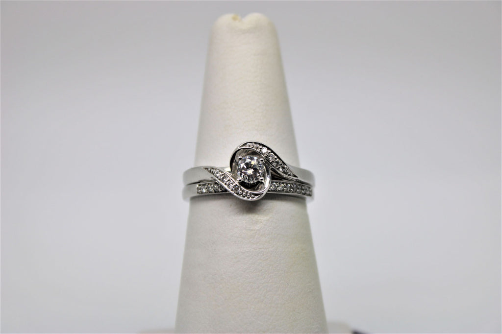 Engagement ring and bangle set in white gold (diamonds)