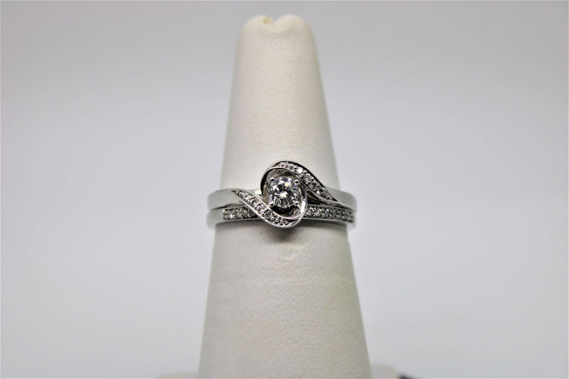 Engagement ring and bangle set in white gold (diamonds)