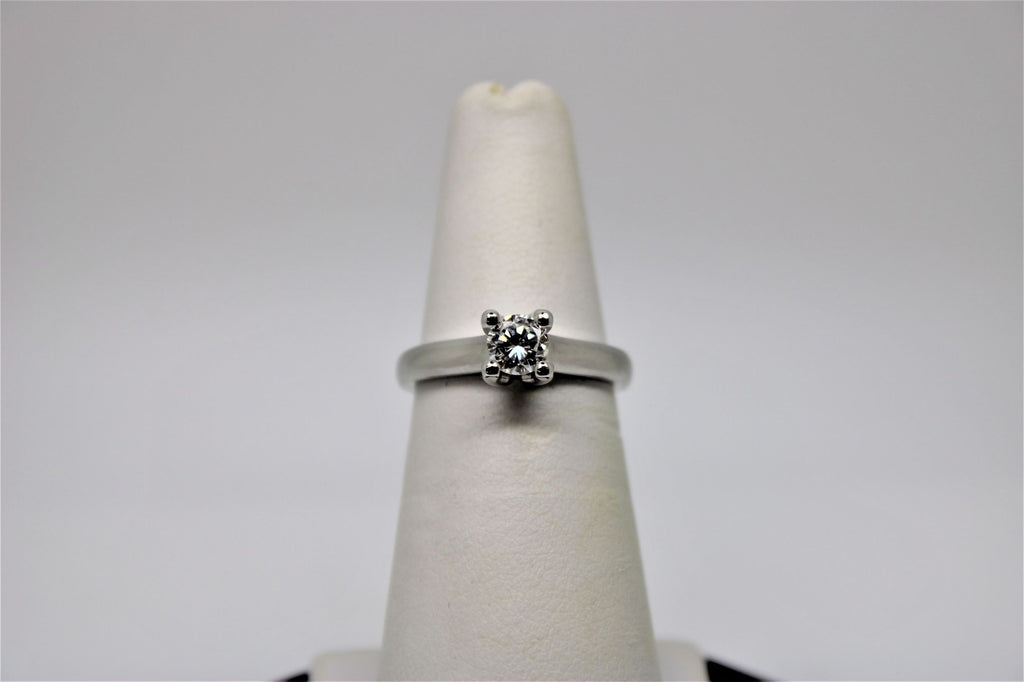 Solitaire White Gold Engagement Ring (Diamond)