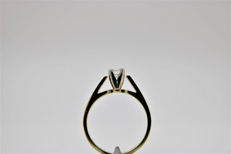 Solitaire gold engagement ring (diamond)