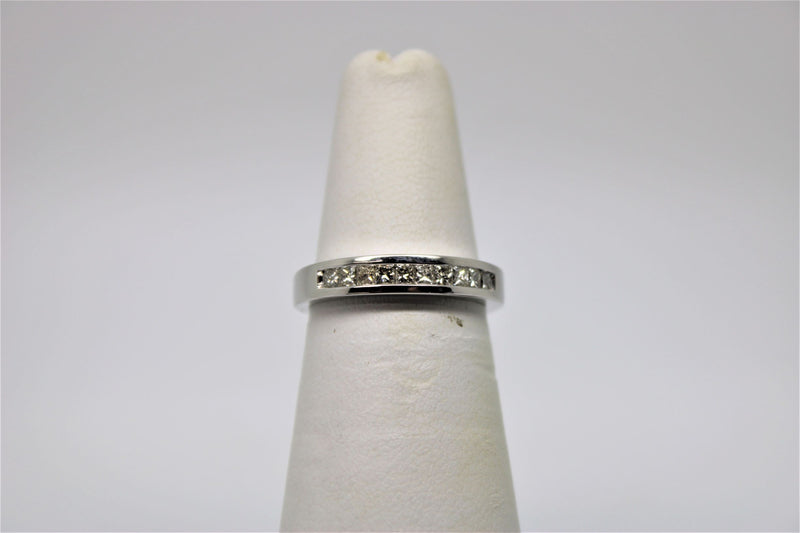 Semi-eternity bangle in white gold (diamonds)
