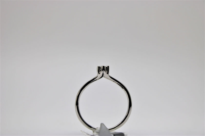 Solitaire engagement ring in white gold (diamonds)