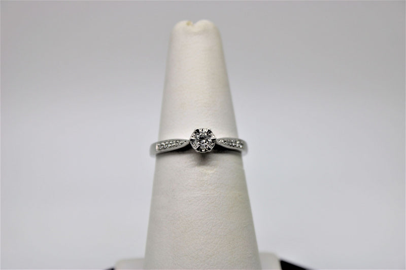 Solitaire engagement ring in white gold (diamonds)