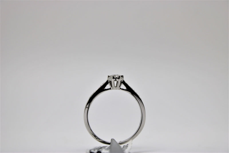 Solitaire engagement ring in white gold (diamonds)