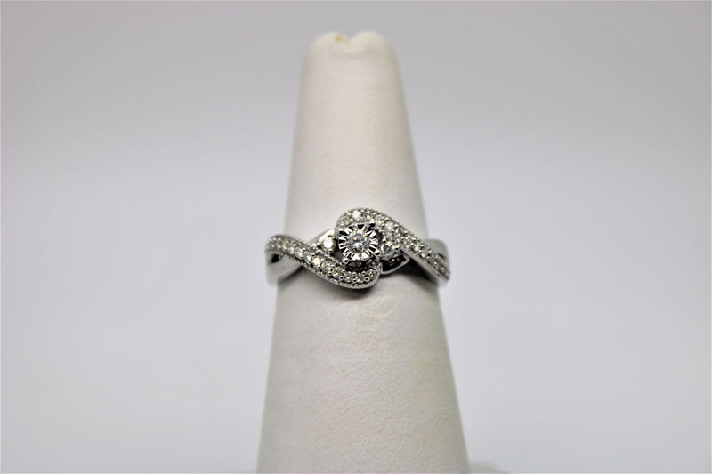 Solitaire engagement ring in white gold (diamonds)