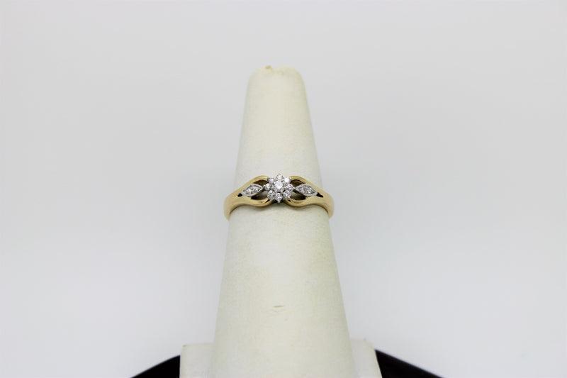 Gold ring with flower diamonds in the middle