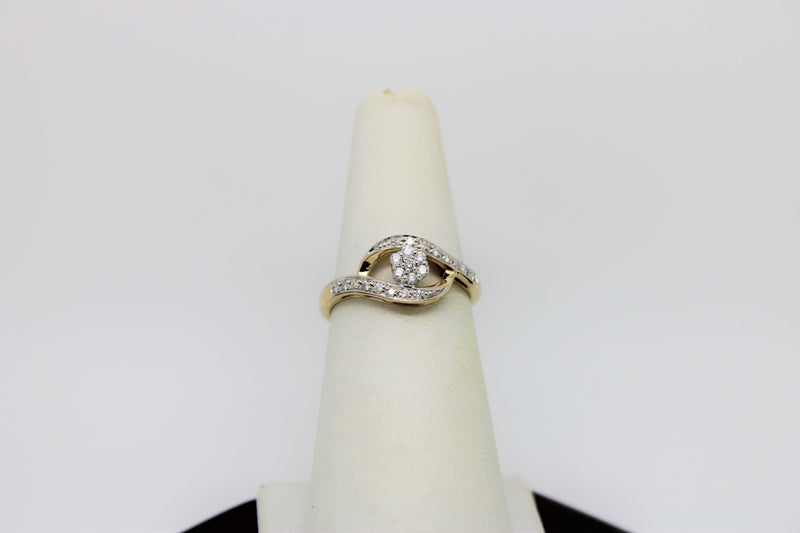 Gold ring with flower diamonds in the middle