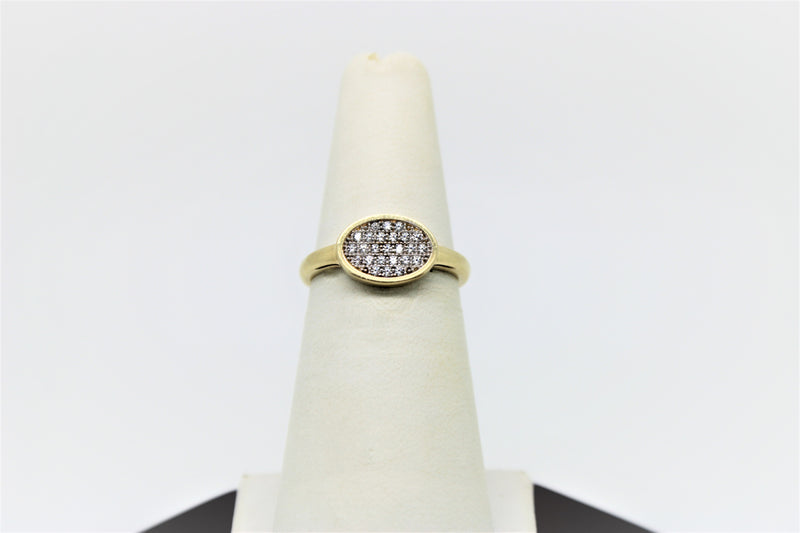 Oval gold ring with stones