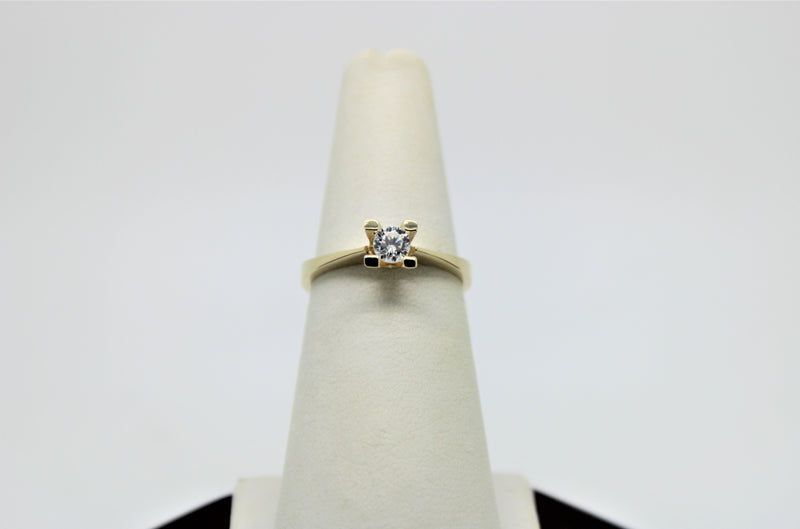 Gold ring with 1 stone in the center