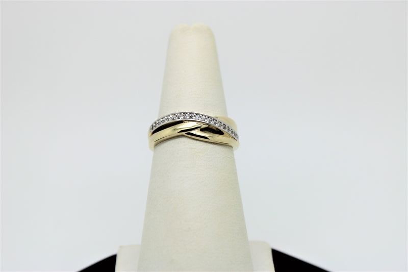 Gold ring with 1 row of stones